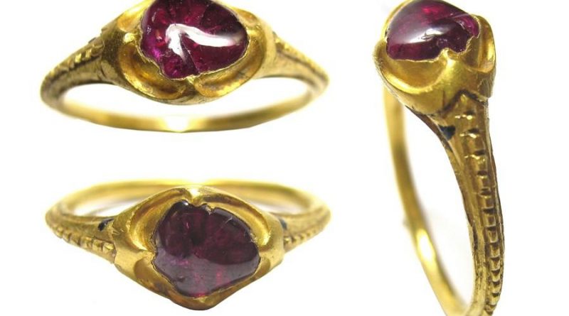 Lot 103 - a medieval gold finger ring