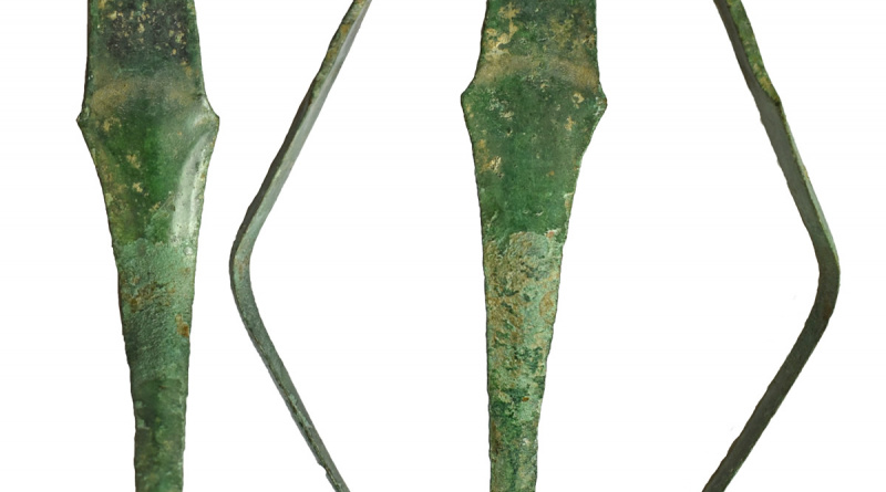 Bronze Age tanged dagger